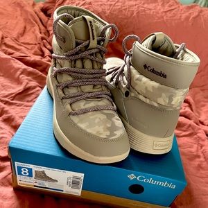 Columbia WOMEN'S SLOPESIDE VILLAGE" OMNI-HEAT™" MID (size 8) Never Worn